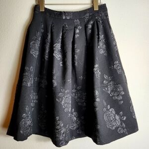 Elle Black Pleated Rose Applique Full Knee Length Skirt-Size 6